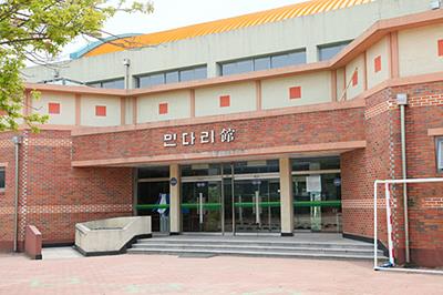 진교중학교 실내체육관 입구 썸네일 이미지